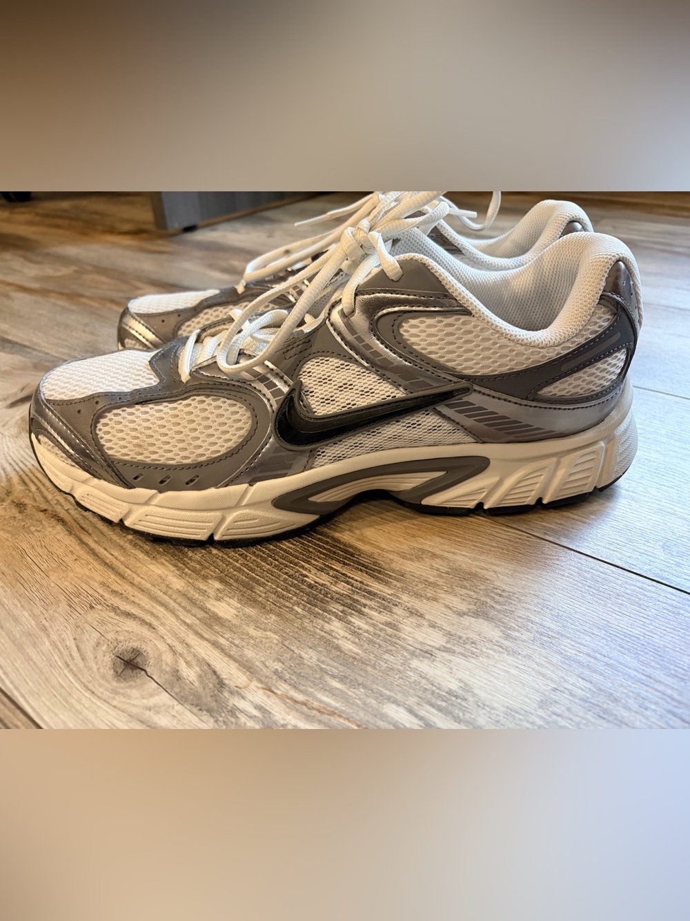 Nike Menβs White, V5 RNR Gray & Black Athletic Running Shoes